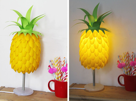 Réaliser une lampe ananas avec des cuillères en plastique.