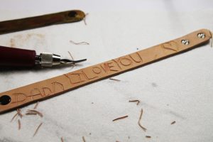 sculpté dans un bracelet en cuir