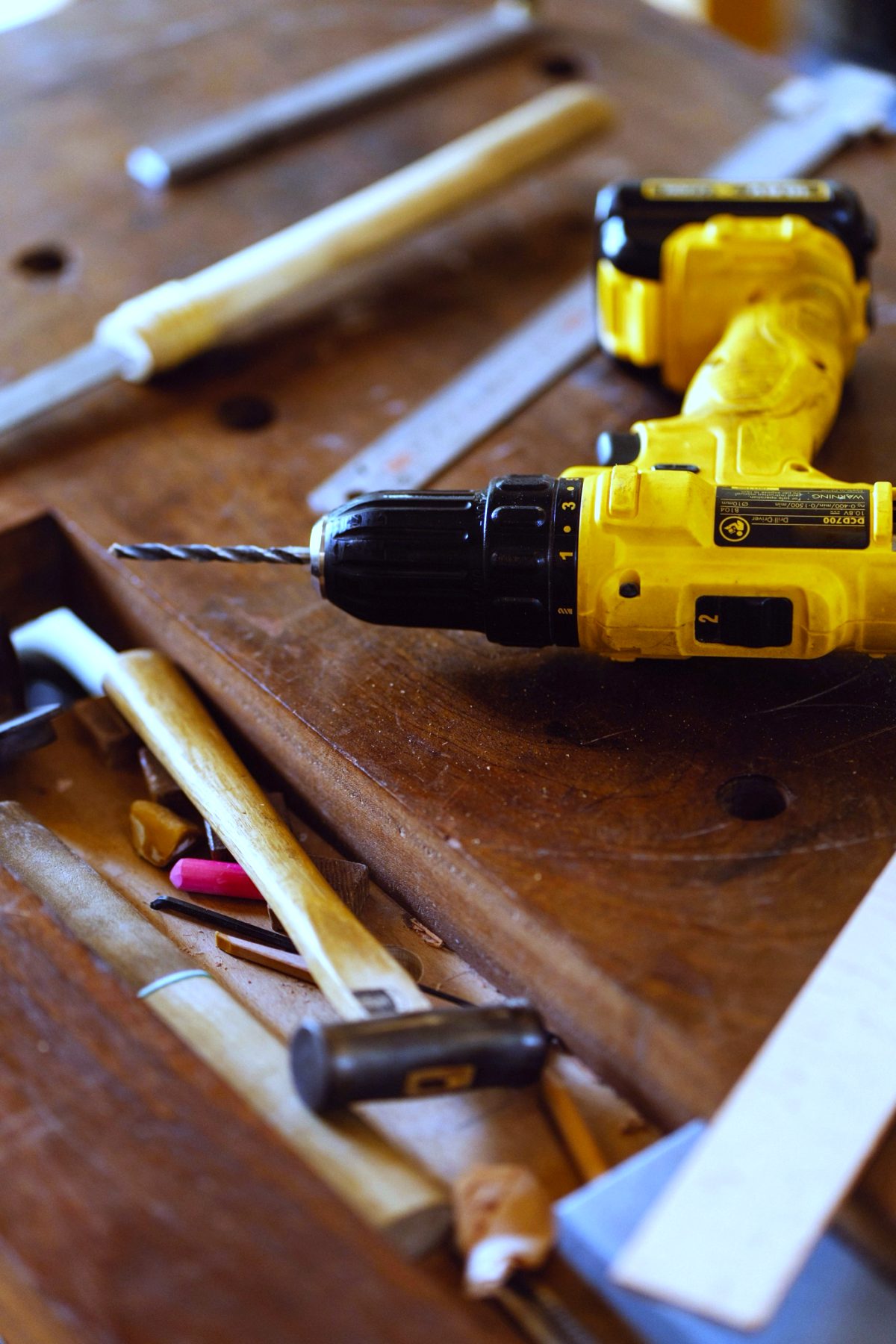 Perceuse et outils sur l'établi de l'atelier