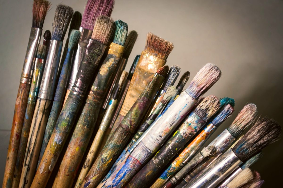 Pinceaux d'atelier couverts de peinture