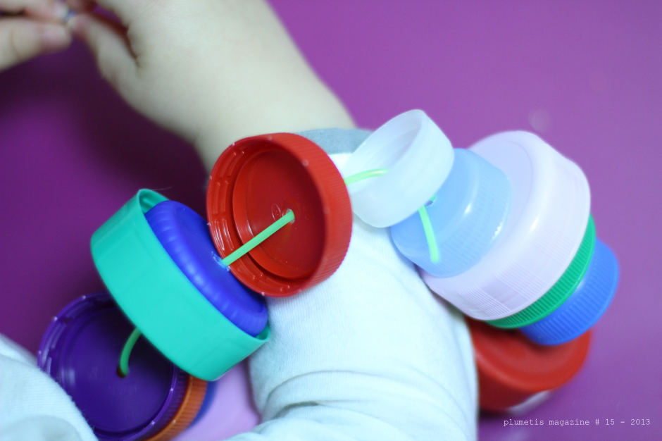 DIY : hochet fabriqué à partir de bouchons de bouteilles