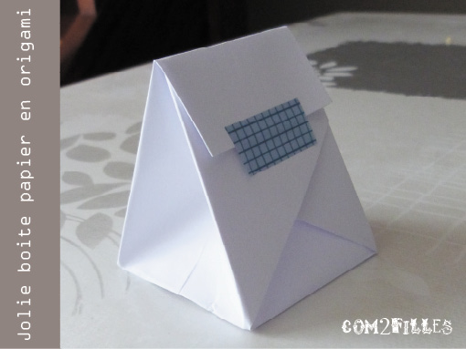 Une boite en papier.