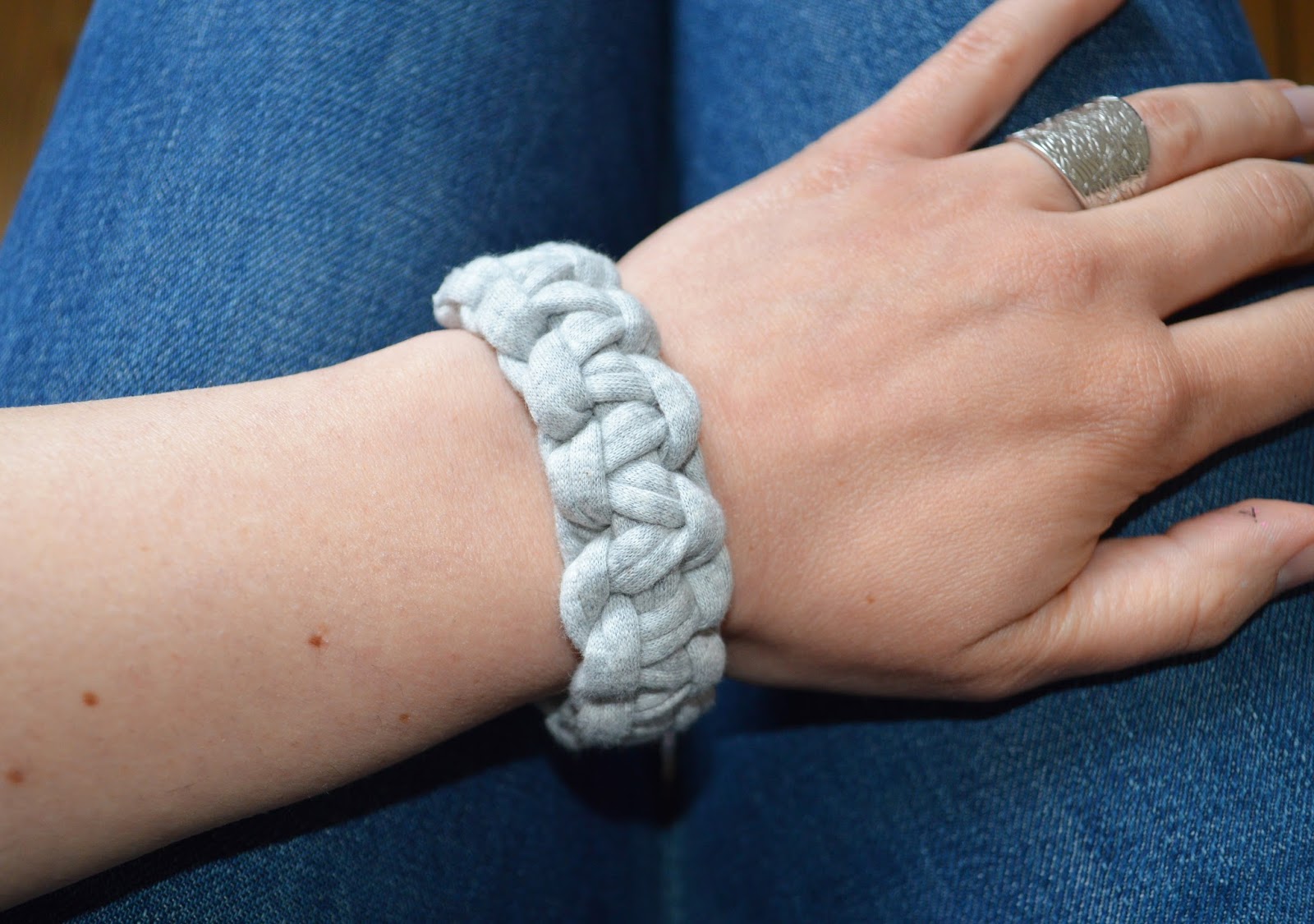 Le bracelet en macramé.
