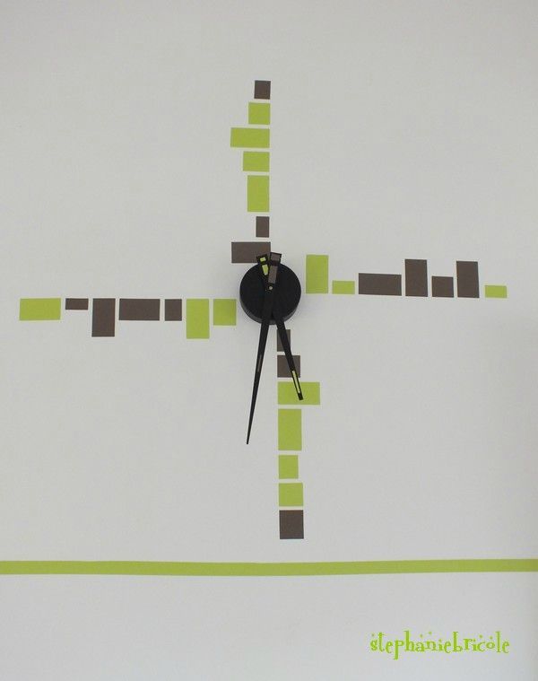 Une horloge avec de l'adhésif.