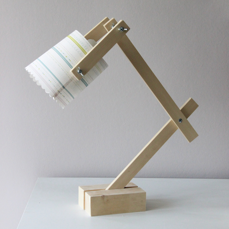 Une lampe de bureau.