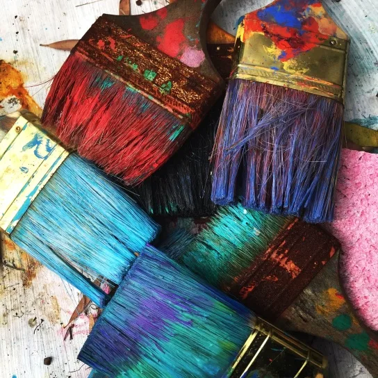 Pinceaux d'atelier alignés