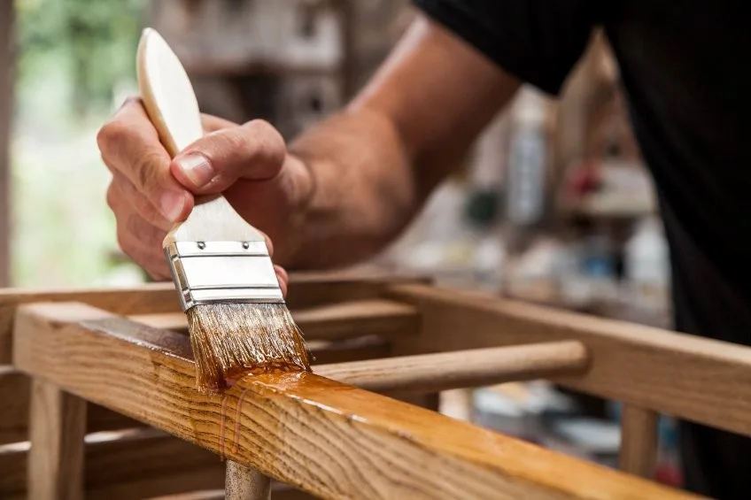 Meuble en bois rénové, sauvé d'une retraite anticipée